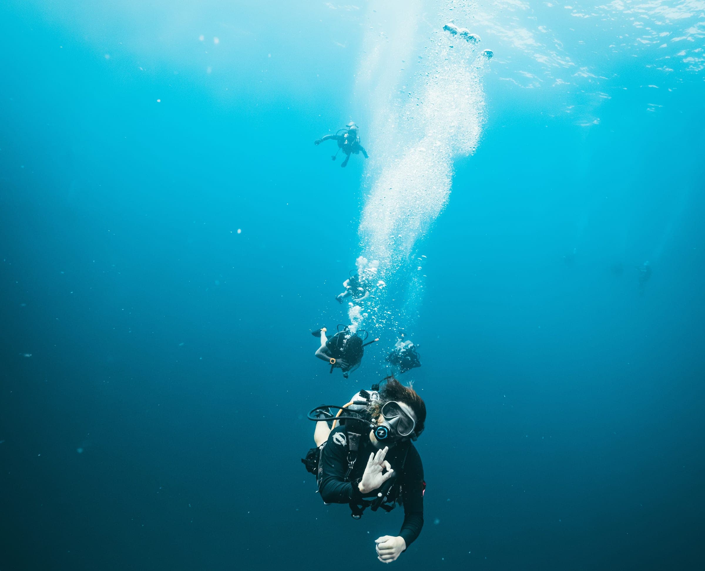 Solo diver descending on a line during SSI training at Onyx Divers
